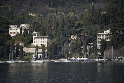 Luxury Lake Villas Surrounded by Natural Beauty