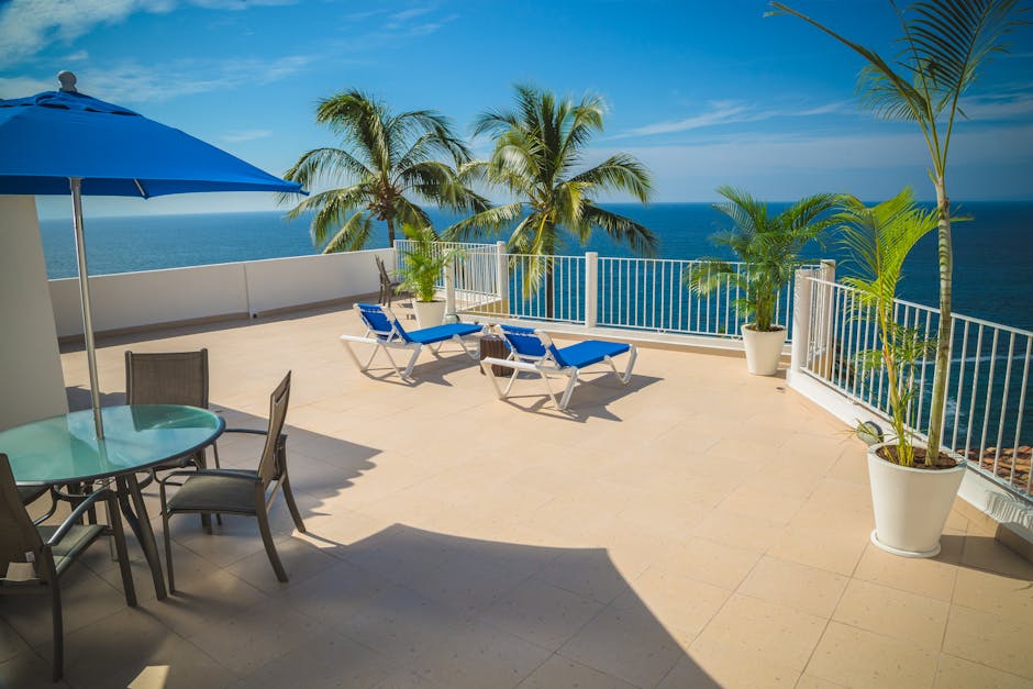 Luxury Shoreline Retreats With Scenic Balcony Views